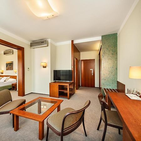 Wellness Hotel Happy Star Hnanice  Buitenkant foto