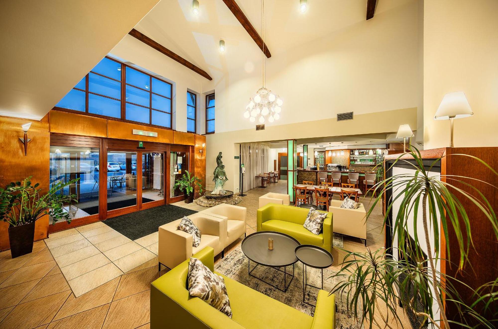 Wellness Hotel Happy Star Hnanice  Buitenkant foto