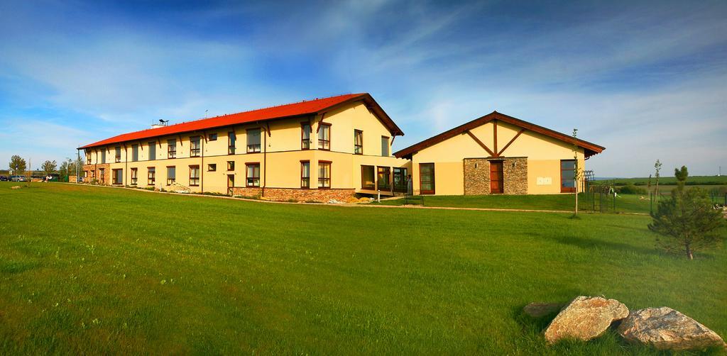 Wellness Hotel Happy Star Hnanice  Buitenkant foto
