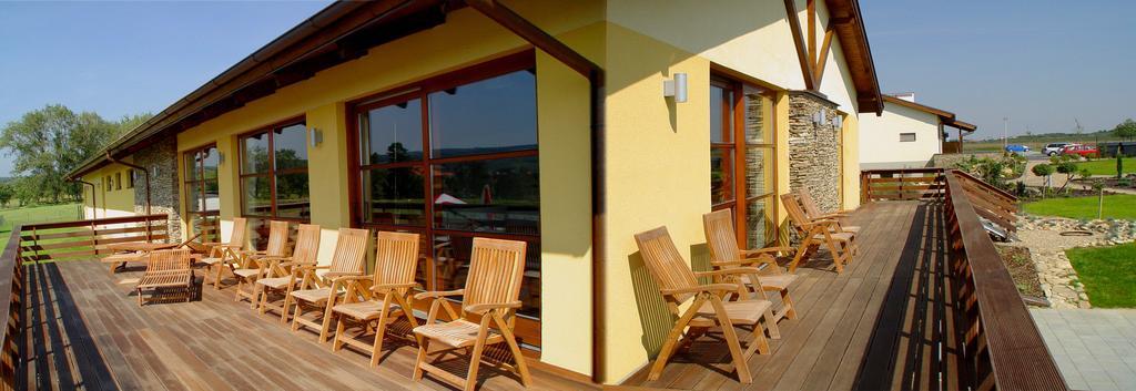 Wellness Hotel Happy Star Hnanice  Buitenkant foto