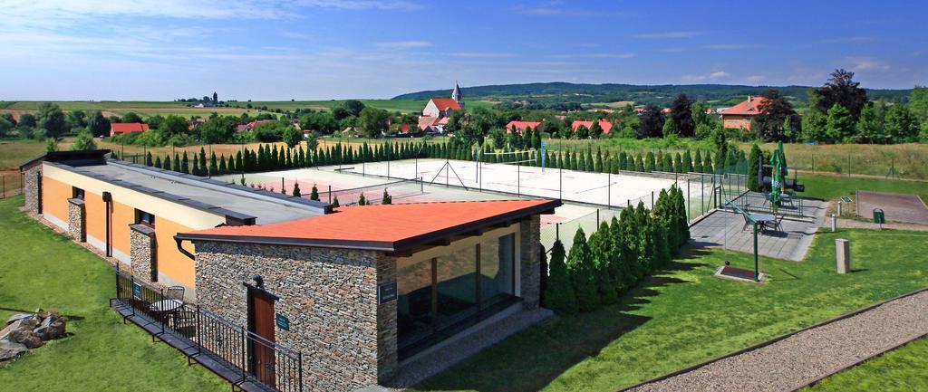 Wellness Hotel Happy Star Hnanice  Buitenkant foto