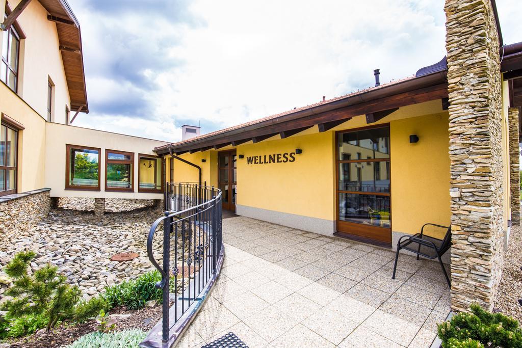 Wellness Hotel Happy Star Hnanice  Buitenkant foto