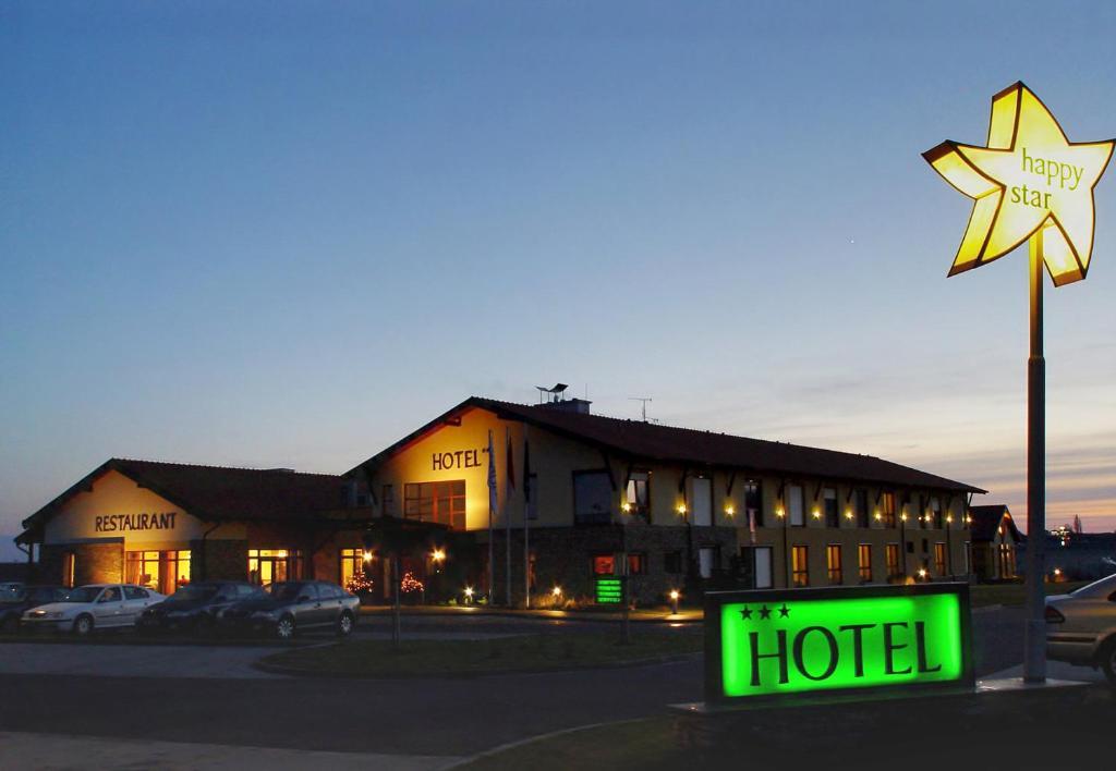 Wellness Hotel Happy Star Hnanice  Buitenkant foto