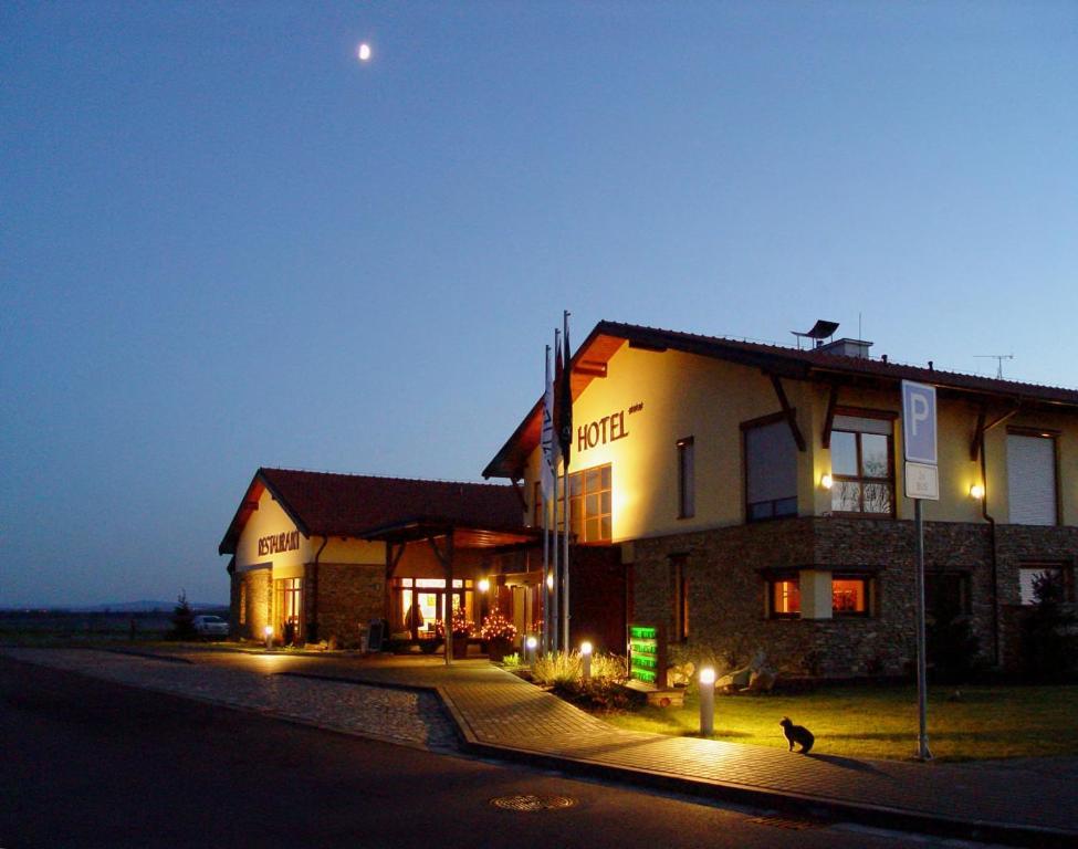 Wellness Hotel Happy Star Hnanice  Buitenkant foto