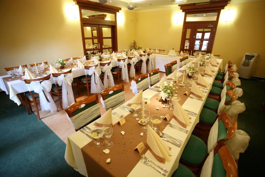 Wellness Hotel Happy Star Hnanice  Buitenkant foto