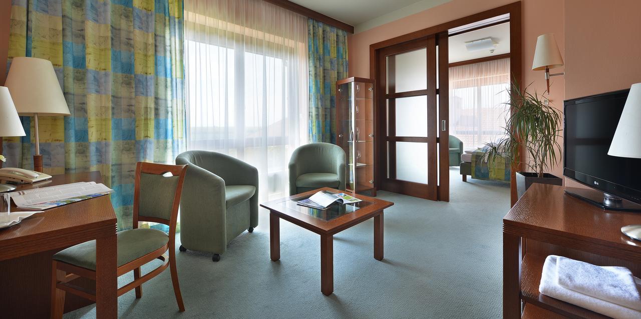 Wellness Hotel Happy Star Hnanice  Buitenkant foto